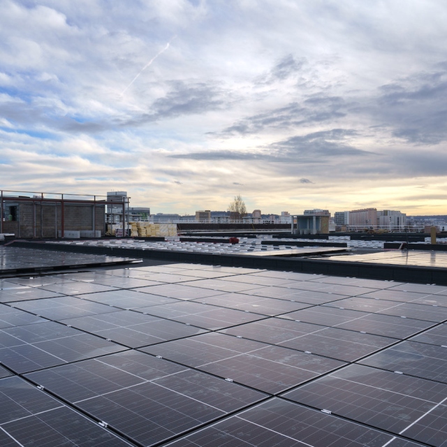 Panneaux Photovoltaïques sur le toit de l'hôtel de logistique urbaine