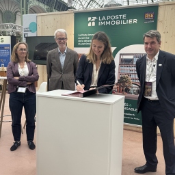 Signature de l'accord sur le stand de La Poste Immobilier au SIBCA