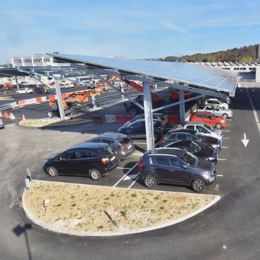 Panneaux photovoltaïques en ombrières de parking sur le site de l'Imprimerie du Timbre à Boulazac