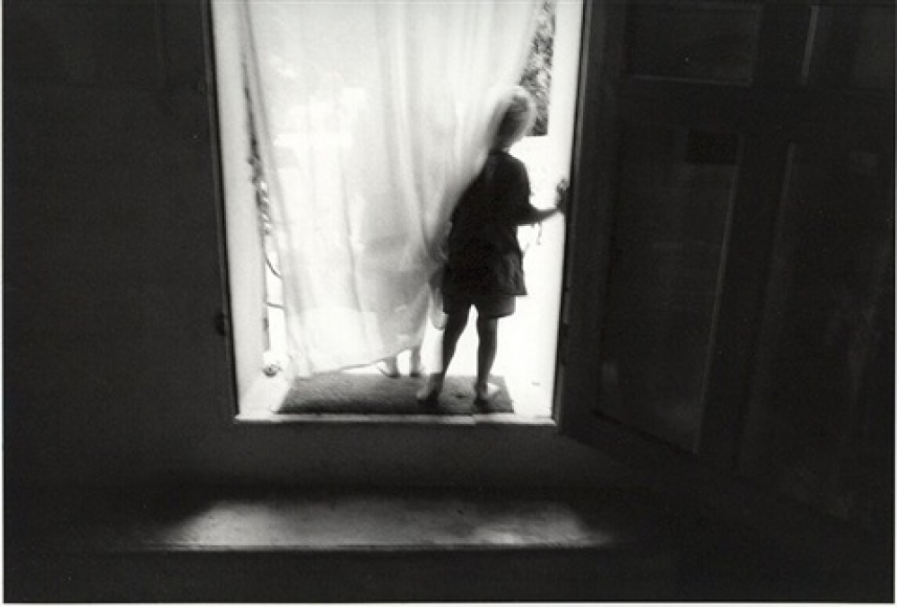 Boys in doorway - Eva Rubinstein